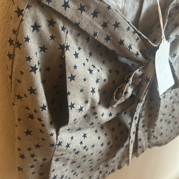 Hem & Thread Shorts Tan With Black Star Pattern Side Zipper Womens Size Large - Picture 3 of 11